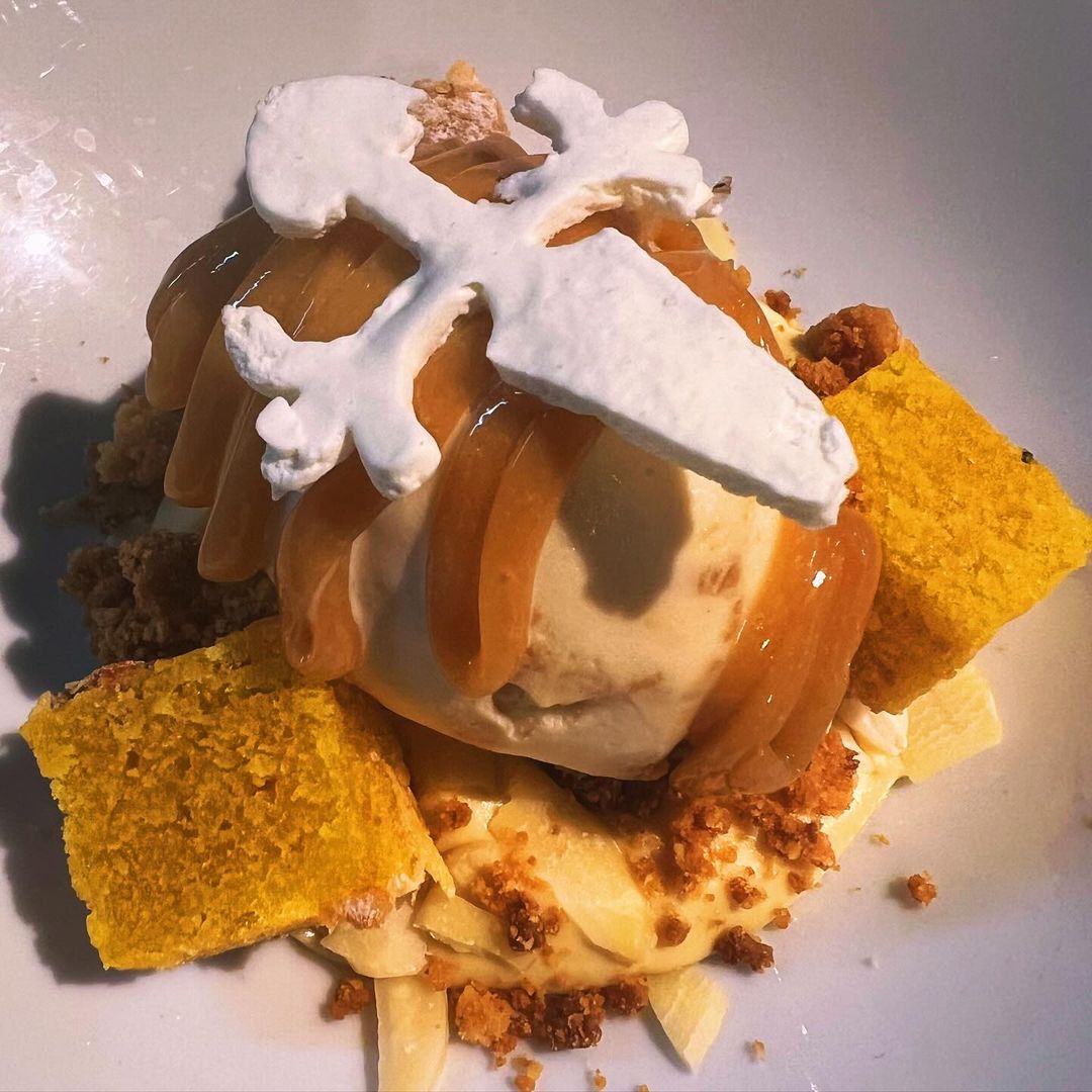 🍽 Sábado de comer fuera. Decántate por un platazo #CoruñaCociña
-Mero con potaje de vixilia (<a href="/asgarzasbarizo/">As Garzas</a>)
-Croquetas de merluza en salsa verde (<a href="/NadoRestaurante/">NaDo</a>)
-Torrija de pan a la brasa, mantequilla, yema curada y erizo (<a href="/migacoruna/">M I G A</a>)
-Tarta de Santiago (<a href="/PulpeiraMelide/">Gorka</a>)