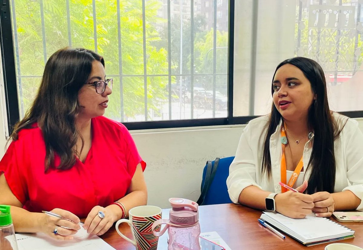 MuniNunoa's tweet photo. 👧🏻🧒🏼 Avanza implementación de #ProgramaLazos en Ñuñoa
✨ Los equipos de Diagnóstico Temprano y Parentalidad Positiva del Programa Lazos, convocaron a una primera reunión con el Programa de Intervención Especializada PIE (dependiente de Mejor Niñez) de Ñuñoa, a fin de promover los lineamientos técnicos, la forma de intervenir y criterios de derivación hacia Lazos, parte de nuestra oferta comunal y un dispositivo de ayuda para los niños, niñas y adolescentes desde 10 años de la comuna.
☝🏻 Lazos es un programa gratuito y confidencial, dependiente de la Subsecretaría de Prevención del Delito y que se está implementando en Ñuñoa, que apoya a las familias para que niños, niñas y adolescentes crezcan en un ambiente seguro y alejado de conductas de riesgo, sabiendo establecer límites claros y manteniendo relaciones de crianza basadas en el cariño y el respeto.