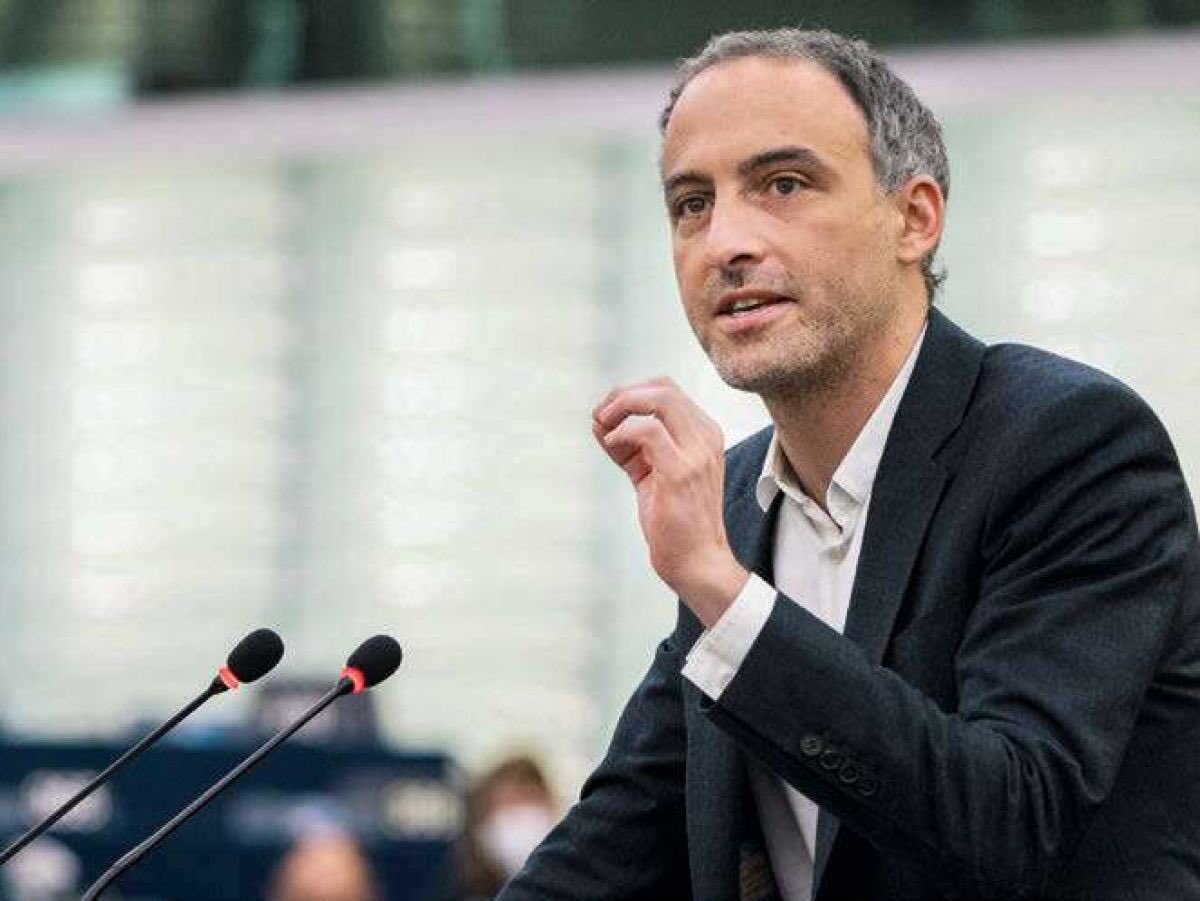 Lemonde24Fr's tweet photo. 🟥 Le #débat entre Jordan #Bardella et Raphaël #Glucksmann pour les #élections_européennes est prévu pour le 12 avril. https://t.co/zQdac2nzdw