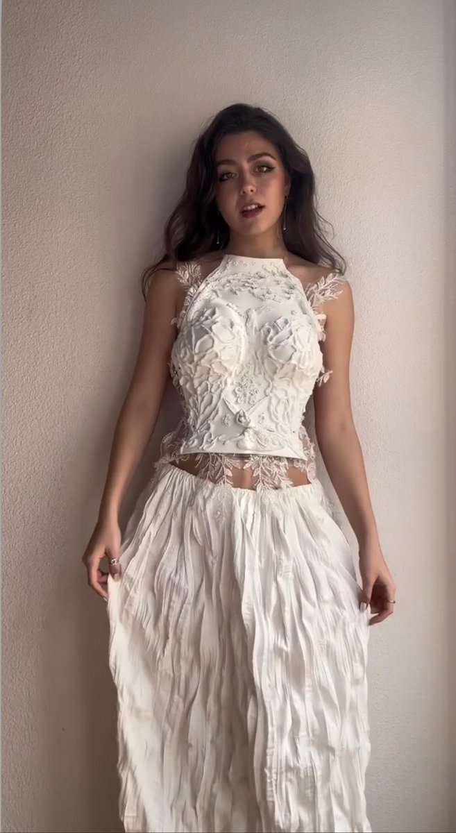 PERDONA EL OUTFIT DE BEA CARPIO PARA LOS ÍDOLO??? ME ENCANTA
