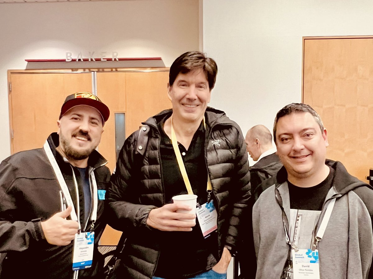 alejandrolmeida's tweet photo. 🌅 Kicking-off the fourth day in @MVPAward Summit perfectly by meeting the #Microsoft super legend @markrussinovich and my friend @David_Oliva_85 📸😍🙌🏻
#MVPSummit #TechLegend #ProdwareTeam https://t.co/FElYuGRUFT