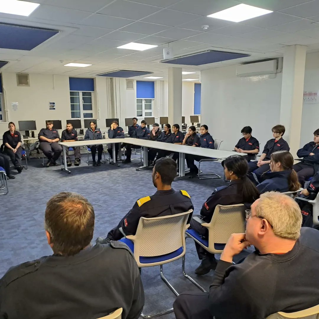 Cadets @LFBHarrow recently had a visit from Laura Birnbaum, Assistant Director for Property & TSS. Cadets were tasked with looking at what does & doesn't make a sustainable Fire Station. They presented their findings to Harrow Green Watch, Dragons Den style, well done all!