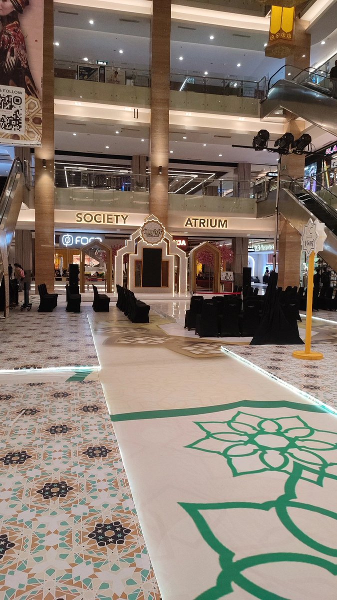 Ketika kerjaan Istri jadi KOL Specialist, tau kerjaanku dah kelar semua suruh nyusulin ngubengi mall segede ini biar kerjaan dia ikut selesai juga. Definisi saling bahu membahu 😎