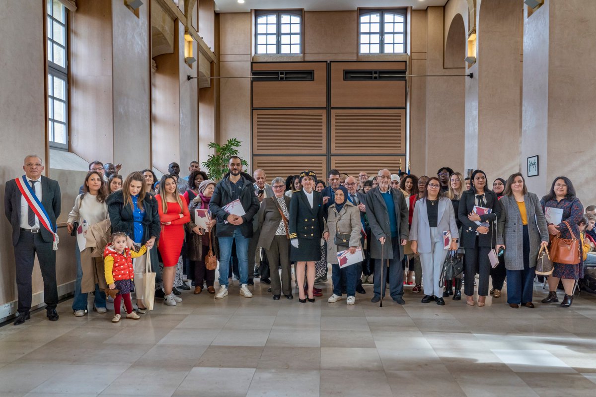 Prefet76's tweet photo. Cérémonie de #naturalisation : un parcours citoyen inspirant 🇫🇷 

Accueil ce jour des élèves des collèges La Hêtraie de La Feuillie et Barbey d'Aurevilly de Rouen en préfecture 🏛️.  Ils ont participé à un parcours citoyenneté riche en découvertes et en apprentissages 🎓

Moment solennel et émouvant:  
📃 la cérémonie de naturalisation au cours de laquelle 51 personnes issues de 16 pays ont reçu leur décret
✅ l'occasion pour les collégiens de vivre une expérience enrichissante et de comprendre l'importance et la valeur de la #citoyenneté française.