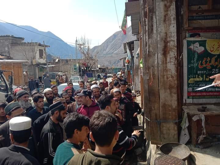 DCLowerKohistan's tweet photo. صوبائی حکومت کے احکامات کی روشنی میں اور ڈپٹی کمشنر کوہستان لوئر کی ہدایت پر  اسسٹنٹ کمشنر پٹن کوہستان لوئر نے پٹن اپر بازار میں اشیائے خوردونوش کے دکانوں کا معائنہ کیا۔ گراں فروشی  اور سرکاری نرخ نامے کی عدم دستیابی پر بھاری جرمانے عائد کئے. https://t.co/ZXERb6VACF
