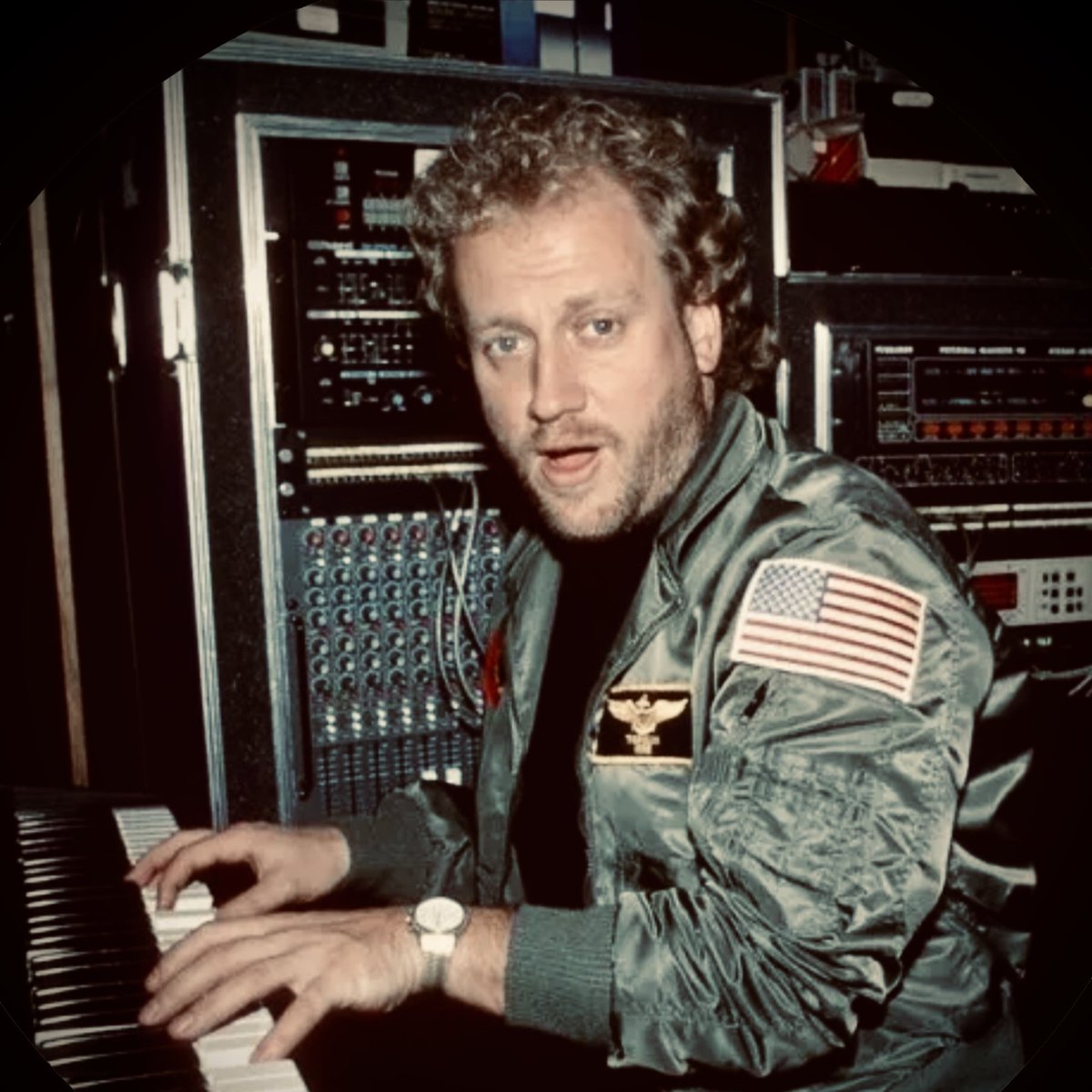 Recognise this synth artist? Ready for an instrumental cover? We share here a few pictures of German synth artist Harold Faltermeyer. Harold composed Axel F in 1984 for the film Beverly Hills Cop. Munatix is getting geared up 😎.