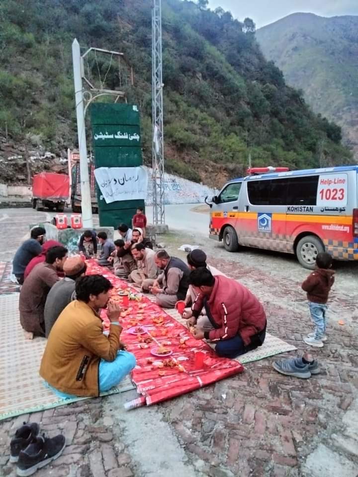 DCLowerKohistan's tweet photo. صوبائی حکومت کے احکامات کی روشنی میں ضلعی انتظامیہ کوہستان لوئر کی طرف سے ندا پاکستان کے تعاون سے چکئی چیک پوسٹ پر مسافروں کے لئیے رمضان دسترخوان کا اہتمام کیا گیا۔ https://t.co/NyrA0U9Daw