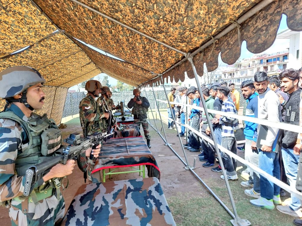 ARO #Jammu conducted a motivational lecture at #Poonch Stadium, Poonch. The lecture was attended by 259 students and aspirants. The students and aspirants were informed about various opportunities of joining #IndianArmy as #Agniveers as well as Commissioned officer. @adgpi