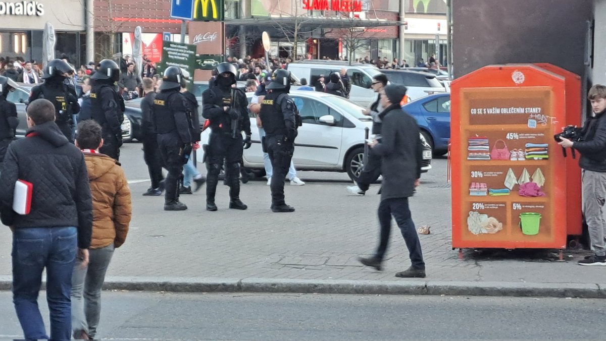 chomacek's tweet photo. Vrhaci micku jsou na miste. Komu asi hodi micek dneska? @za_carou #prefizlovano https://t.co/ccmx05IXLI