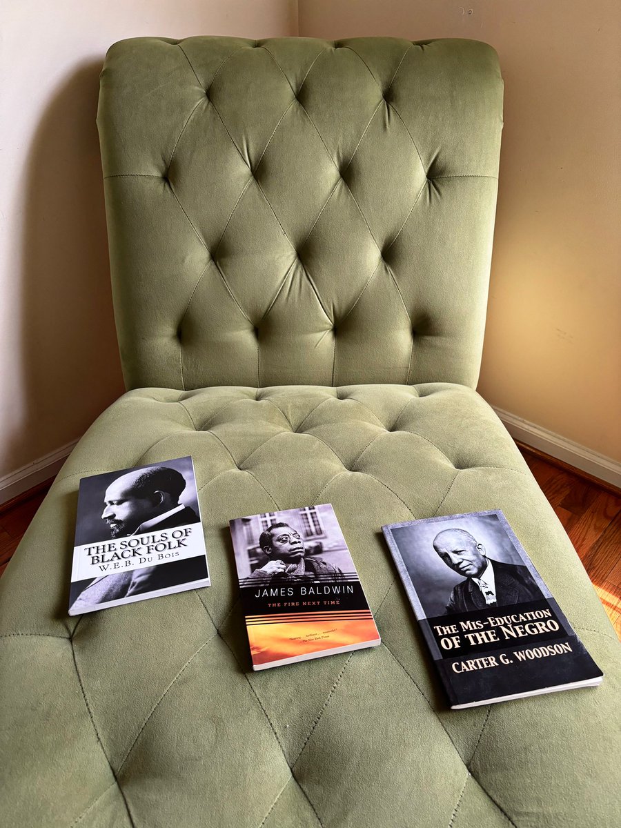 HarmoniEquality's tweet photo. โThe๐Clubโ #FavoriteChair๐ https://t.co/YZbOgl31eK