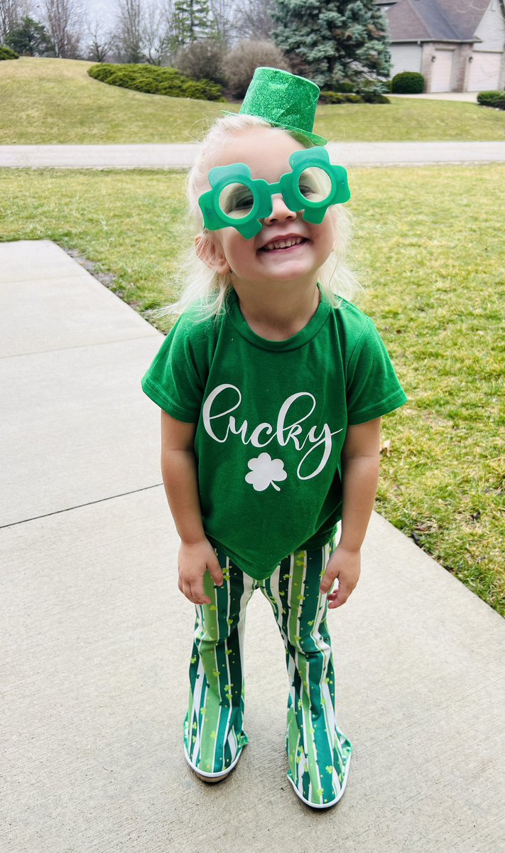 SamGoggin10's tweet photo. This lucky 🍀 little Warhawk had a blast at rainbow day! 🌈 She was so excited to find necklaces and a yummy gold chocolate in the pot! 💛 #wcsflight https://t.co/yHeCrB1aqJ
