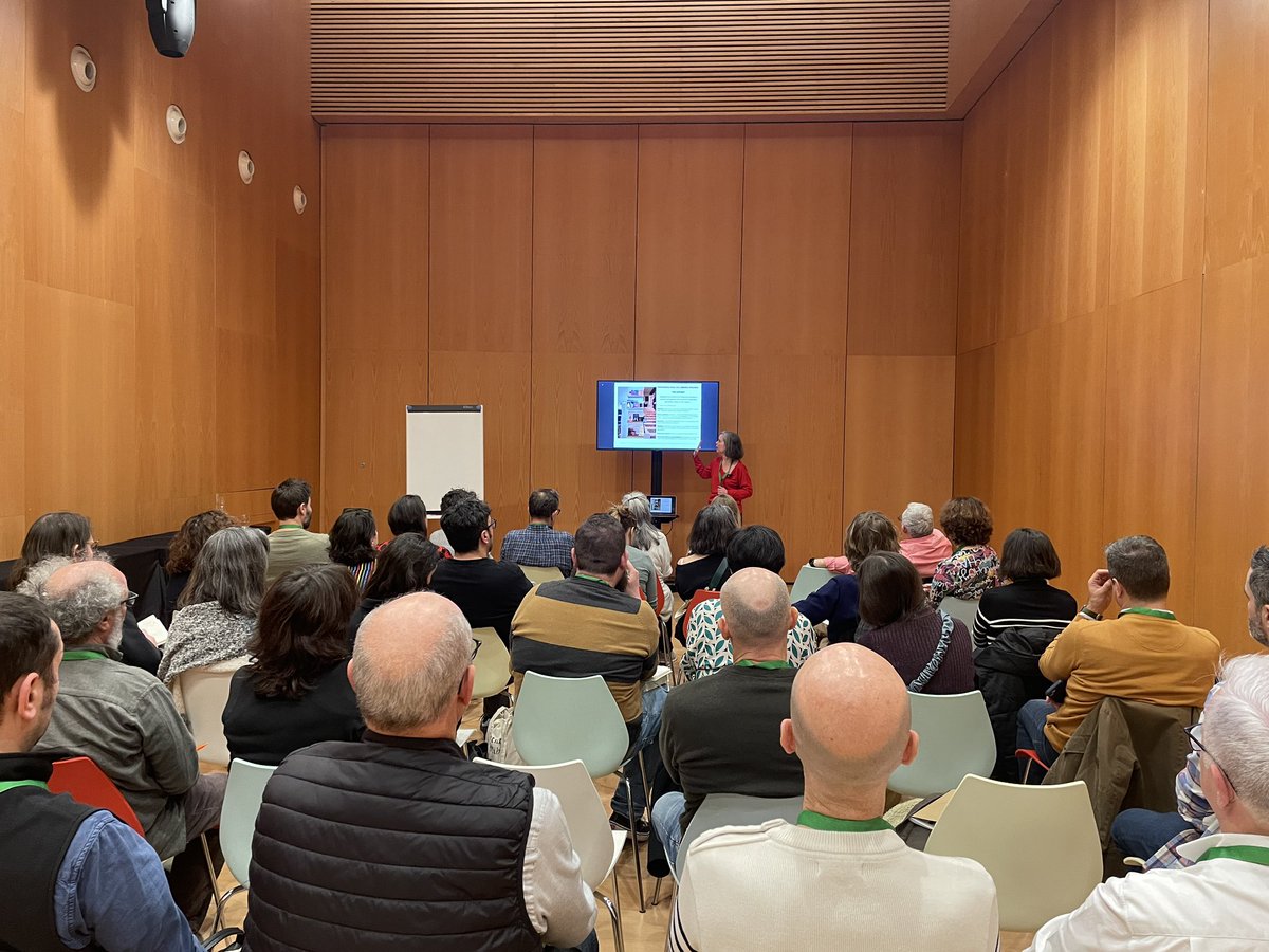 Tarde de novela negra en el #CongresoLibrerías24 a cargo de la gran experta <a href="/masanma/">Marina Sanmartín</a>, escritora, periodista y librera de <a href="/CervantesyCia/">Cervantes y Compañía</a> (Madrid). 📚🕵🏻
#LlenoTotal 🙌🏻 #NoSeCabe