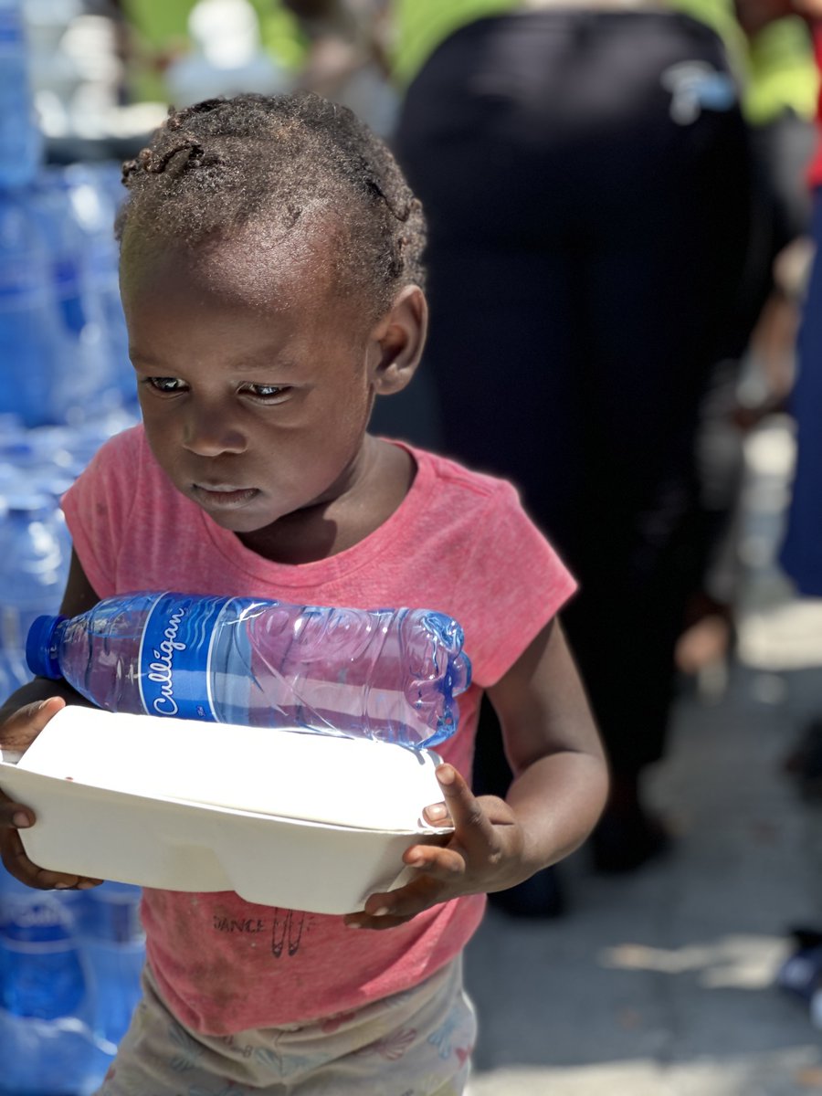 Food security in #Haiti is at a critical point 📈

Despite limited funds and access, <a href="/WFP/">World Food Programme</a> and local partners have expanded from 3 to 16 assistance sites, distributing over 100,000 meals to 23,000 displaced people since the start of the latest wave of violence in Port-au-Prince📍