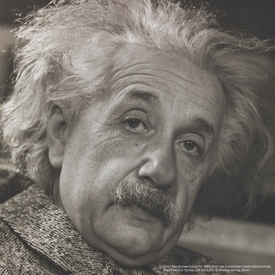 #OTD Vor 145 Jahren wurde Albert #Einstein geboren. Er musste vor den Nazis ins #Exil flüchten. Eine Rückkehr nach Deutschland kam für den Physiker und Nobelpreisträger nie in Frage. In der Sammlung des #Exilarchivs finden sich zahlreiche Schriftstücke und Fotografien Einsteins.