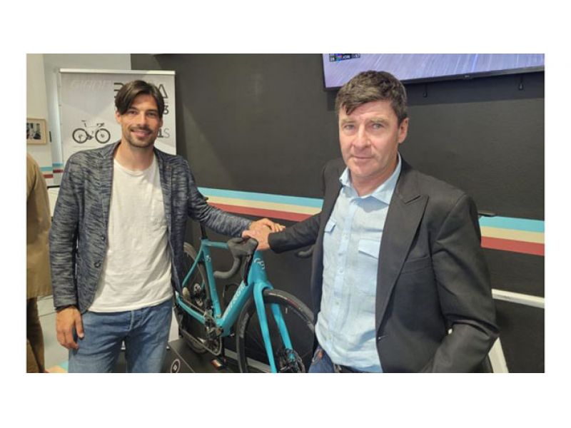 tuttobiciweb_it's tweet photo. Gianni #Bugno è per la seconda volta nonno: è nato questa mattina Nicolò
https://t.co/jh4MtwatQ7 https://t.co/NwBCNnm9yL