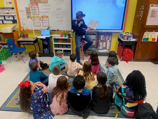 ALPowerFdn's tweet image. The Alabama Power Service Organization joined the nation in celebrating Read Across America week 📚🇺🇸

Volunteers participated in various reading initiatives that inspired and motivated students across the state.

#APSO #PowerofGood