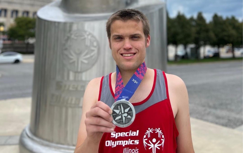 Want to make a difference for @SO_Illinois athletes? Sign up to run with #TeamSpecialOlympicsIllinois at the 2024 Chicago Marathon or support the team with a donation. Make a difference for the community of 55,000+: bit.ly/48RkGk3