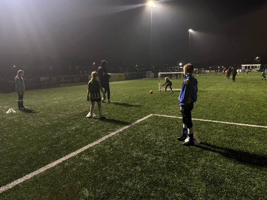 Our goalkeeper coaches Adam and Pepe have been working with our U9-13’s this week, Making sure our keepers keep up the good work for the remainder of the season. #OAWGFC | #OAFC