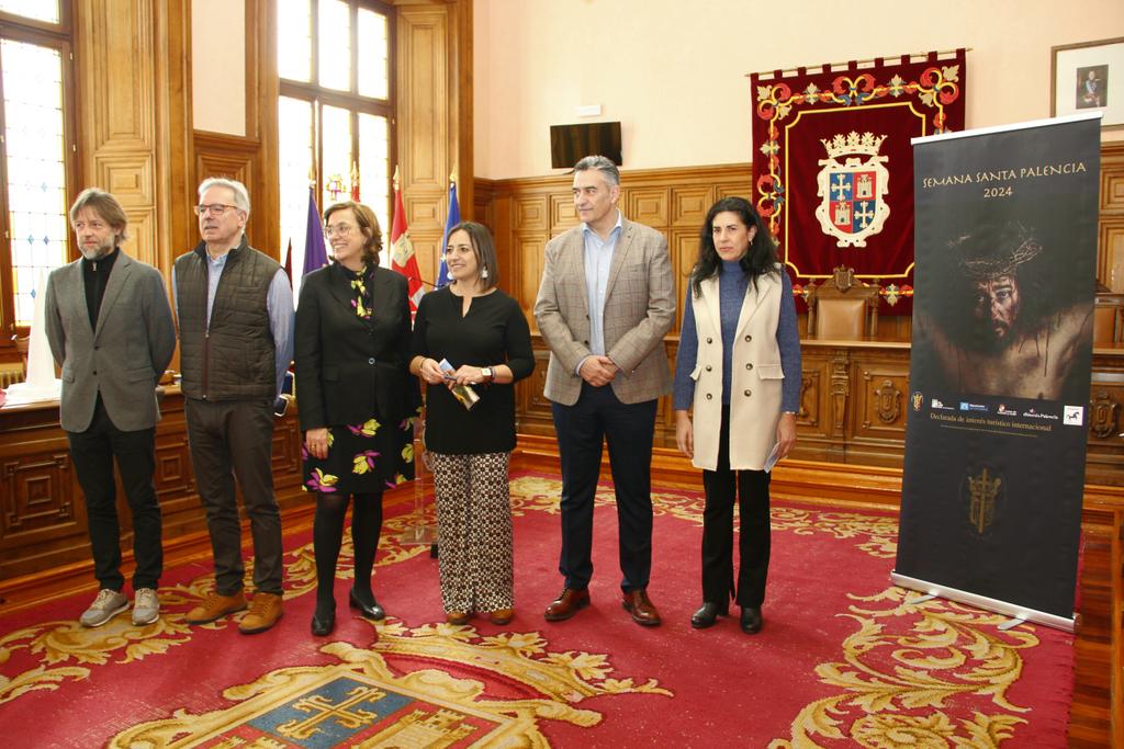 El <a href="/PalenciaAyto/">Ayuntamiento de Palencia</a> realiza un esfuerzo inversor para sacar la #SemanaSanta fuera de nuestras fronteras con retransmisiones en <a href="/rtve/">RTVE</a> a nivel internacional, pantallas en oficinas de <a href="/Correos/">Correos</a> de #Madrid y #Cantabria, mupis publicitarios en #Barcelona y cuñas de radio en #Asturias.