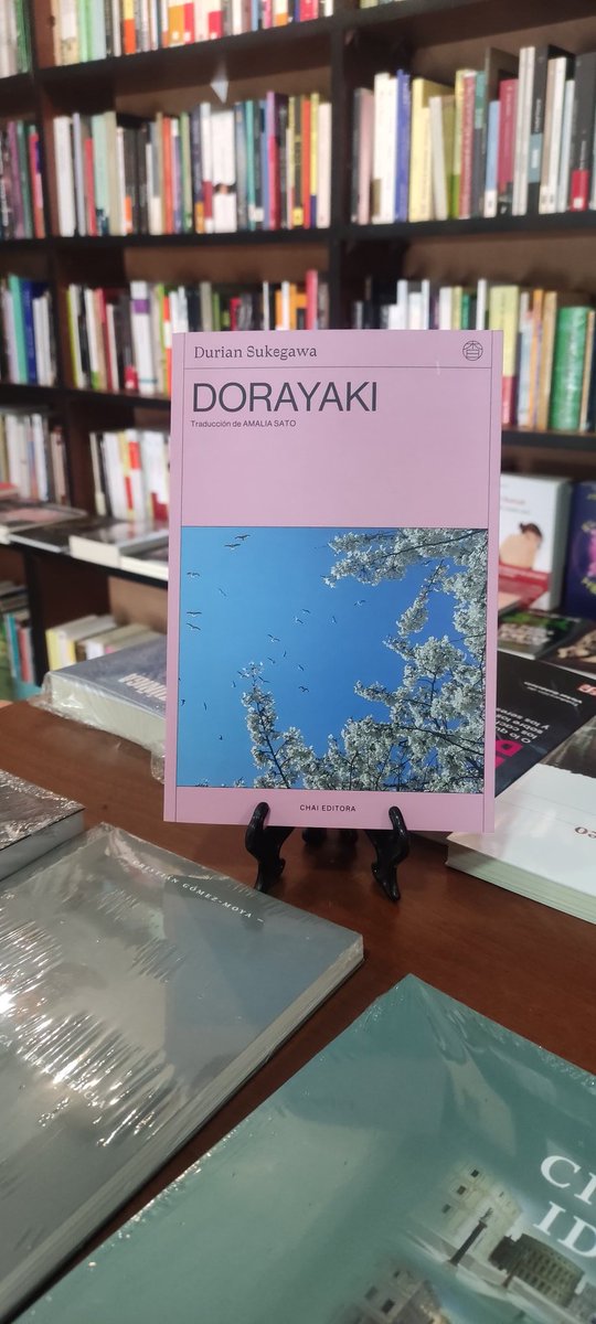 🌻Me habían pedido tanto este libro que me da felicidad anunciarles que por fin me llegó Dorayaki de Durian Sukegawa con la traducción de Amalia Sato. Cuesta $17.000💅
laflordepapel.cl/productos/dora…

Publica <a href="/ChaiEditora/">Chai Editora</a> y distribuye <a href="/FCEChile/">Fondo de cultura económica Chile</a>