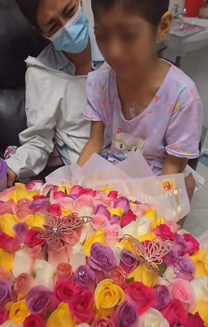CrofickOficial's tweet photo. #Mildred, la niña que conmovió las redes al recibir flores de "El Patrón", perdió su lucha contra la #leucemia a los 10 años el martes 12 de marzo. Su sueño se hizo realidad cuando "#ElPatrón" la visitó en el hospital, regalándole un gran ramo que la emocionó hasta las lágrimas. https://t.co/RfhZHEH2Db
