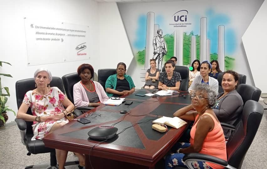 dellylien1's tweet photo. #Hoy en @universidad_uci realizamos charla virtual organizada por la Cátedra "Vilma Espín" sobre plataformas colaborativas de género q impulsan el aporte de las mujeres con énfasis en la formación y trabajo en el sector d las #TIC #STEM Gracias a la colega https://t.co/zf42YApiiS https://t.co/Ge4AK5hBcE