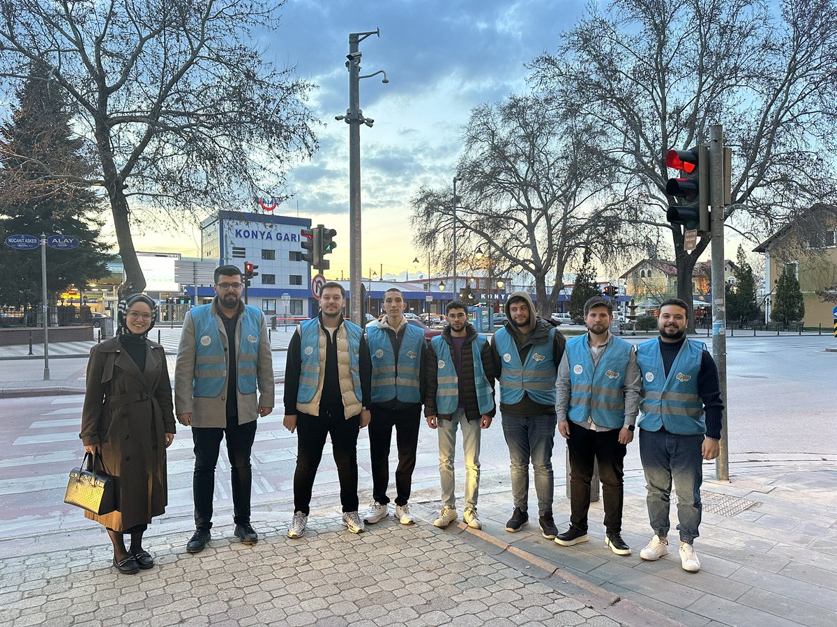 📍 #iftara5kala Günlüğünde Bugün

Meram İstasyon trafik ışıklarında iftara yetişemeyen vatandaşlarımıza iftariyelik ikramlarda bulunduk.