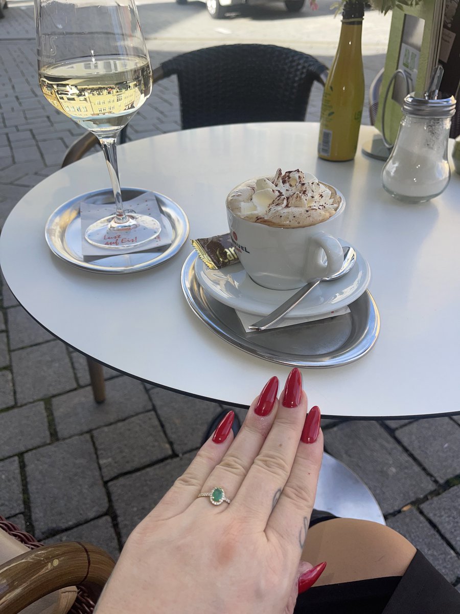 Ich nutze meine finanzielle Dominanz gnadenlos aus und meine Macht über Männer kennt keine Grenzen. Dein Ruin ist zum Greifen nah, Paypig!