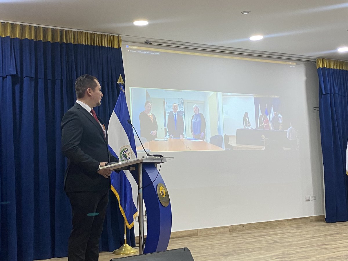 ueesoficial's tweet photo. En este momento se realiza la firma del memorándum de entendimiento con @usamelsalvador , @EduSuperiorSv y Globethics un paso clave de la educación superior hacia la colaboración y el progreso. https://t.co/Q1cdg9MByT
