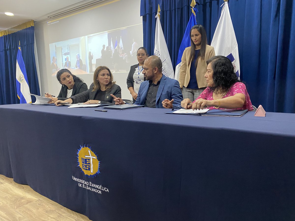 ueesoficial's tweet photo. En este momento se realiza la firma del memorándum de entendimiento con @usamelsalvador , @EduSuperiorSv y Globethics un paso clave de la educación superior hacia la colaboración y el progreso. https://t.co/Q1cdg9MByT