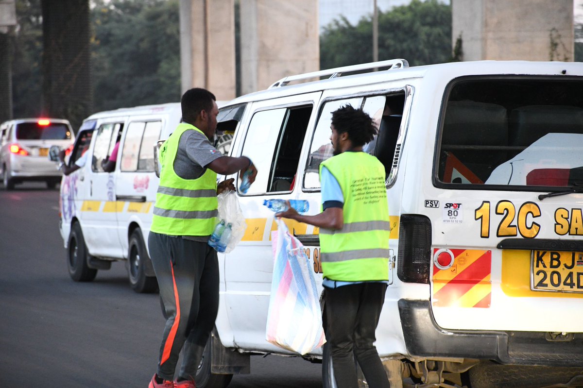 Gamalbrb's tweet photo. Pamoja Forum youths distributing free water and dates to motorists stranded in traffic during Iftar hour. May Allah bless them all! https://t.co/rlkWREYcW7