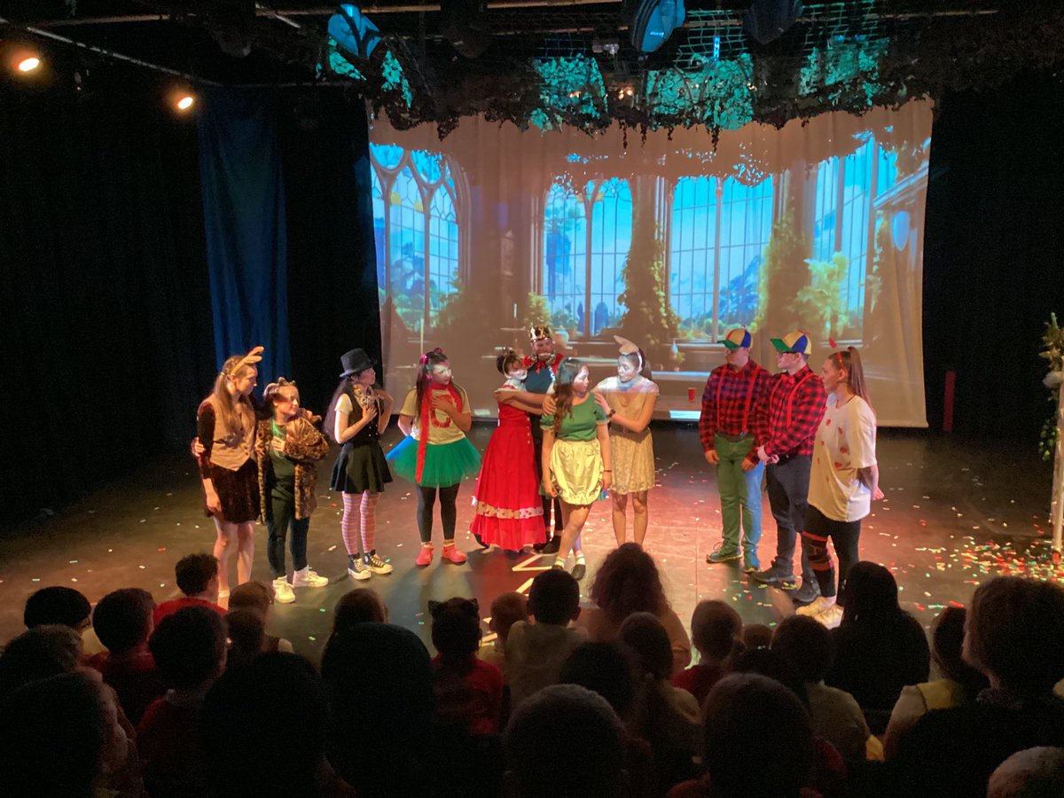 MoorlandsHudds's tweet image. #mpsy2 
Year 2 had a lovely treat this afternoon thanks to the drama students at #HNC. We enjoyed a fantastic performance of ‘Alice in Wonderland’ at the Boilerhouse Theatre! All the children had a great time and behaved brilliantly!