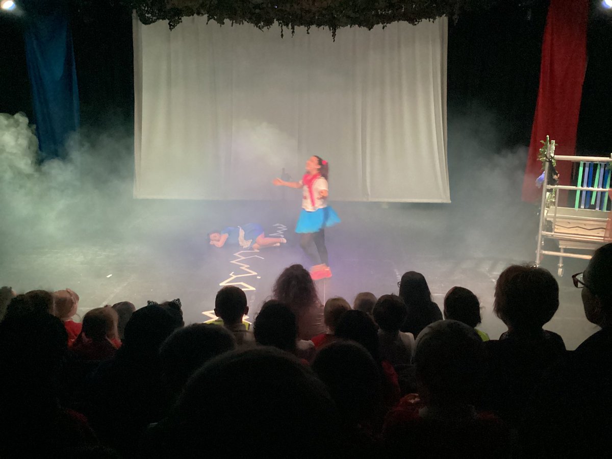 MoorlandsHudds's tweet image. #mpsy2 
Year 2 had a lovely treat this afternoon thanks to the drama students at #HNC. We enjoyed a fantastic performance of ‘Alice in Wonderland’ at the Boilerhouse Theatre! All the children had a great time and behaved brilliantly!