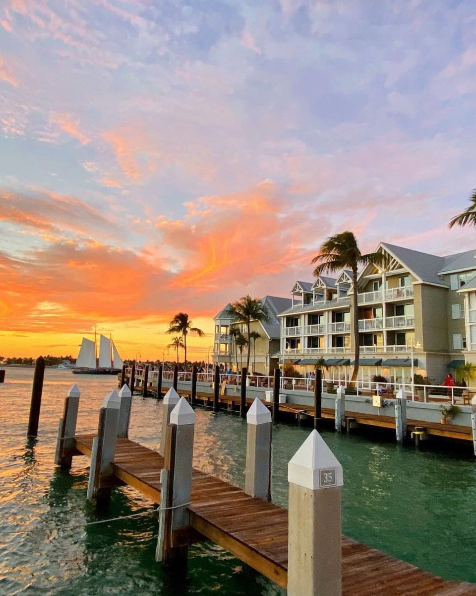 Where will you watch the sunset in Key West? 🌅 To find out what time the sun sets, visit the link below! ⬇️ buff.ly/41Ao5jW