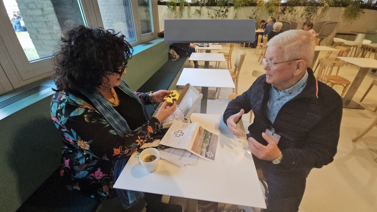 lientje1967's tweet photo. Heel lief bezoek gehad van dhr. Henk Oost (82) uit Tollebeek. Hij benaderde me recent over het feit dat hij zo blij is dat BBB de Gulden Regel in kernwaarden heeft staan (Wat u niet wilt dat u geschiedt… etc.). Vandaag bracht hij zijn eigen gemaakte Gulden Regel logo 💚🙏 https://t.co/4wkTdqInHJ