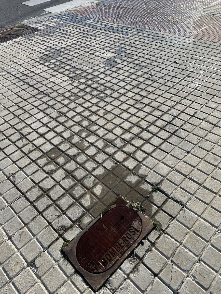 lomuu's tweet photo. @PoliciaAlcorcon @alcorconbombero @EnsancheSurJMD @EnsancheSur @Hardcorcon @c_mantenimiento @PoliciaAlcorcon @alcorconbombero @c_mantenimiento Se sigue saliendo el agua en la calle Bucraa 1 https://t.co/QGUx0d9hR8