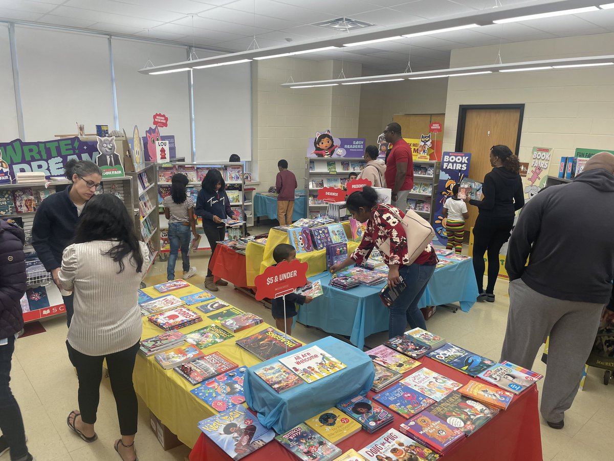 A great Family Fun Night with our PTO Scholastic Book Fair. Families shopped for books while our teachers read stories to our #GviewGreatness students. Thank you to our PTO and our staff. Great partnership! 👏 @PwaySchools @GrandviewAP