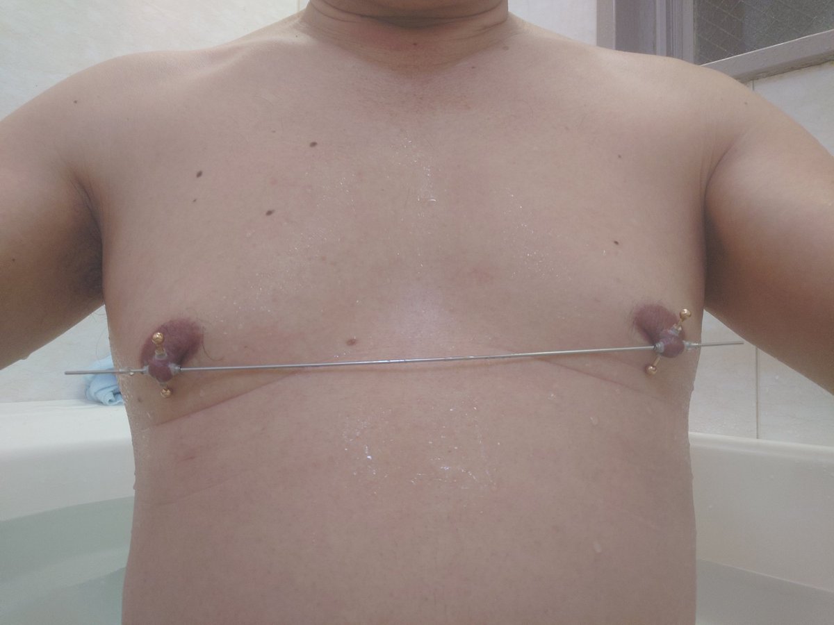 久しぶりの投稿です。
左右の乳首を串刺しするピアスです。

別用途部材の転用です。