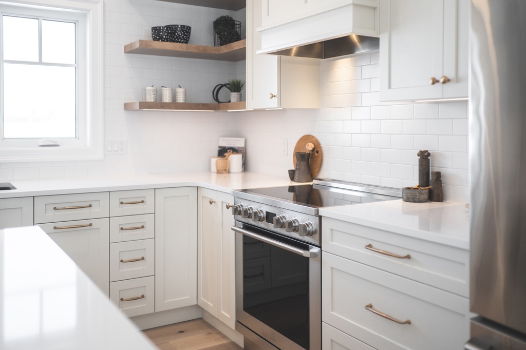 With clean, contemporary design and plenty of style, our chef's kitchen at #2 Country Club Lane is built to impress. 
triplee.ca/residential/2-…

#kitchenisland #kitcheninspo #kitchengoals