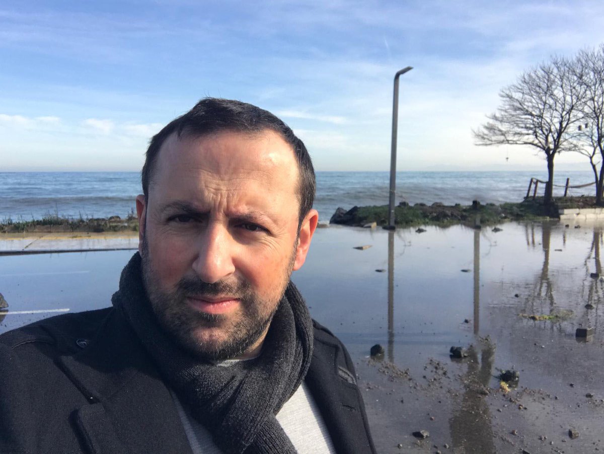 Ne güzel de anlatmış #Mevlana ;

Bir gün gelir,
Açmaz dediğin çiçekler açar.
Gitmez dediğin dertler gider.
Bitmez dediğin zaman geçer.
Hayat öyle bir sır ki;
Önce Şükür,
Sonra Sabır,
Sonra da İnanmak gerek.