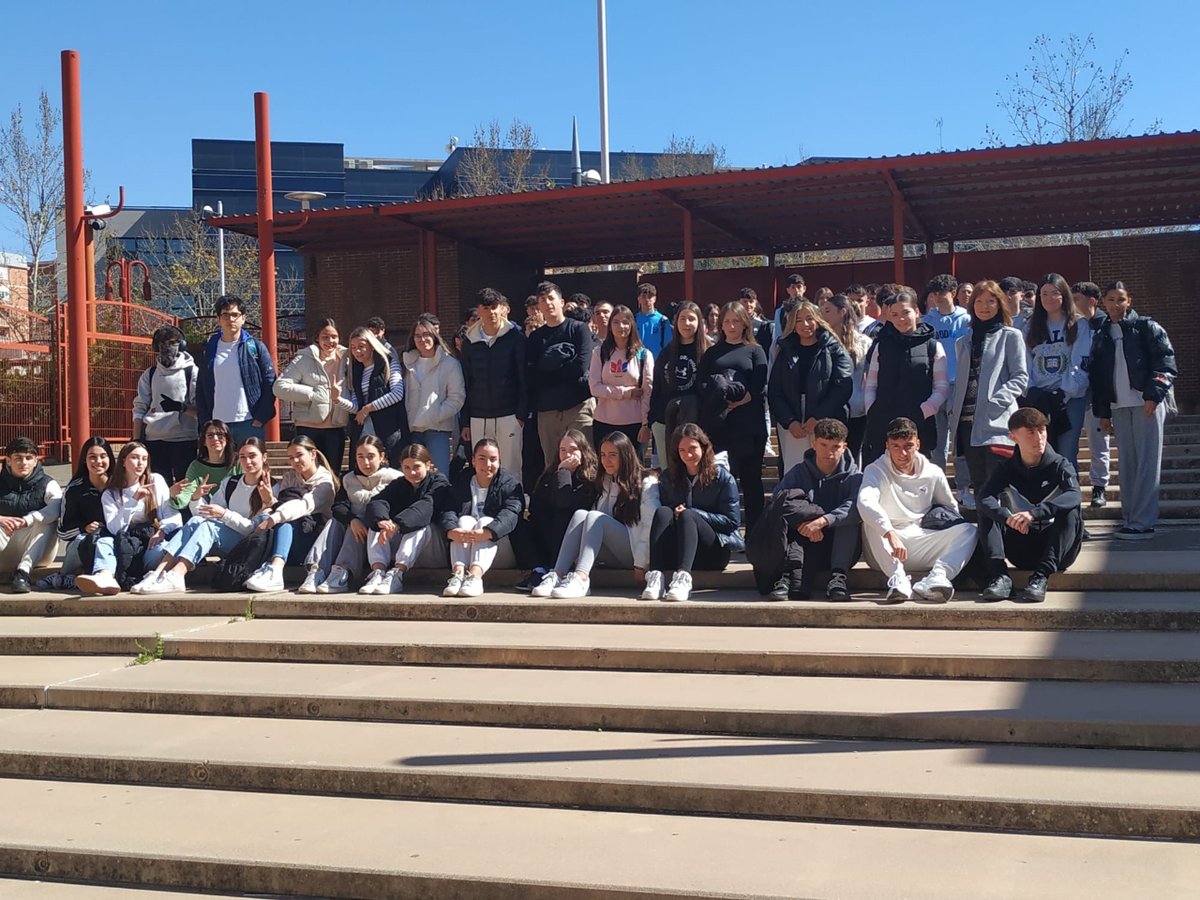 trevenqueies's tweet photo. El pasado 6 de marzo, como todos los años, el departamento de Francés realizó una salida al teatro. Este curso ha sido el alumnado de 4º ESO y Bachillerato el que ha asistido a la representación teatral en francés de la obra basada en la serie "Amélie arrive à Paris". https://t.co/rYYMQDHk9x