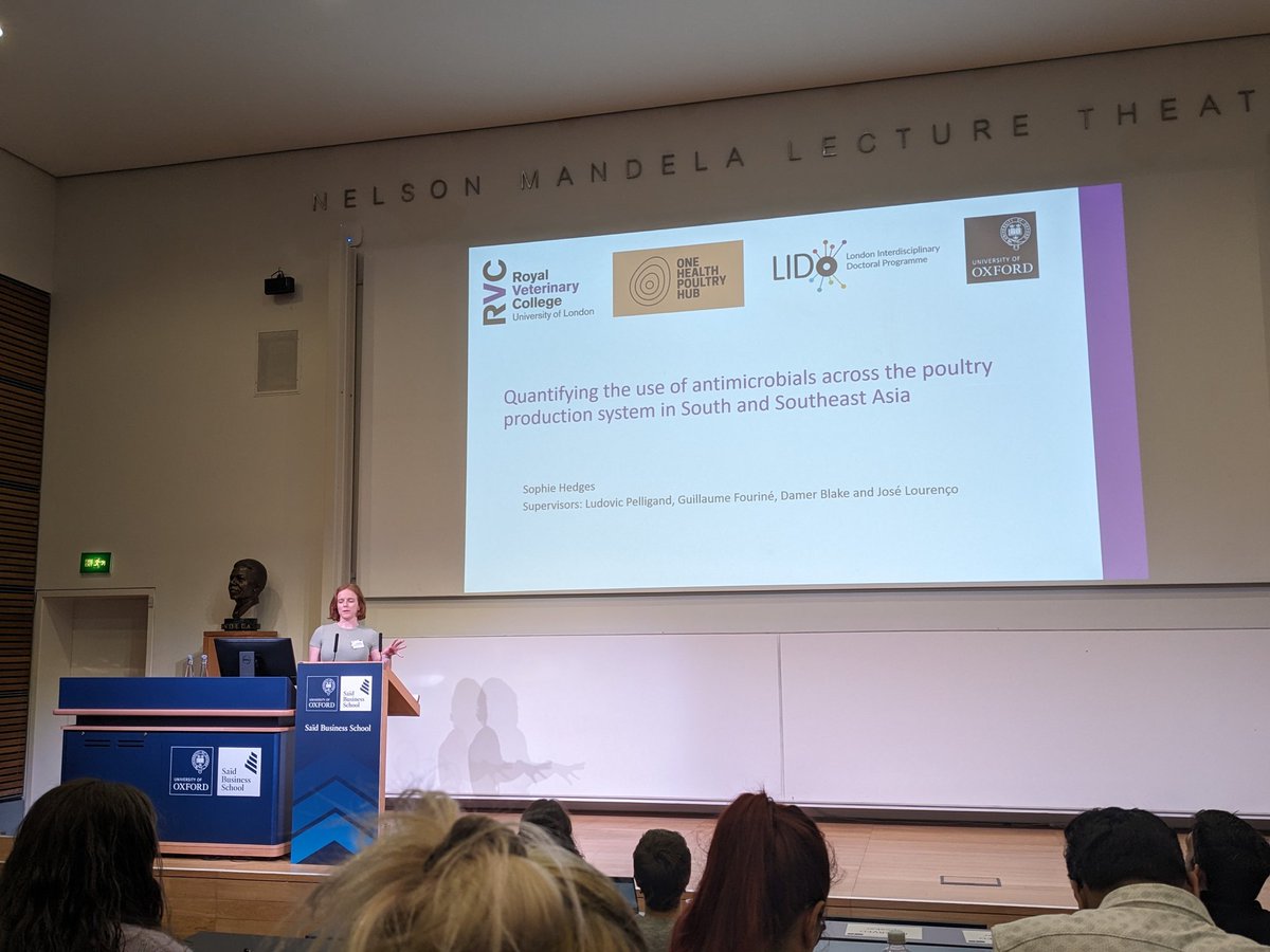 PhD student @sophiehedges has been presenting her @PoultryHub research on detection of antibiotic residues in feathers at today's @IneosOxford ECR conference.
