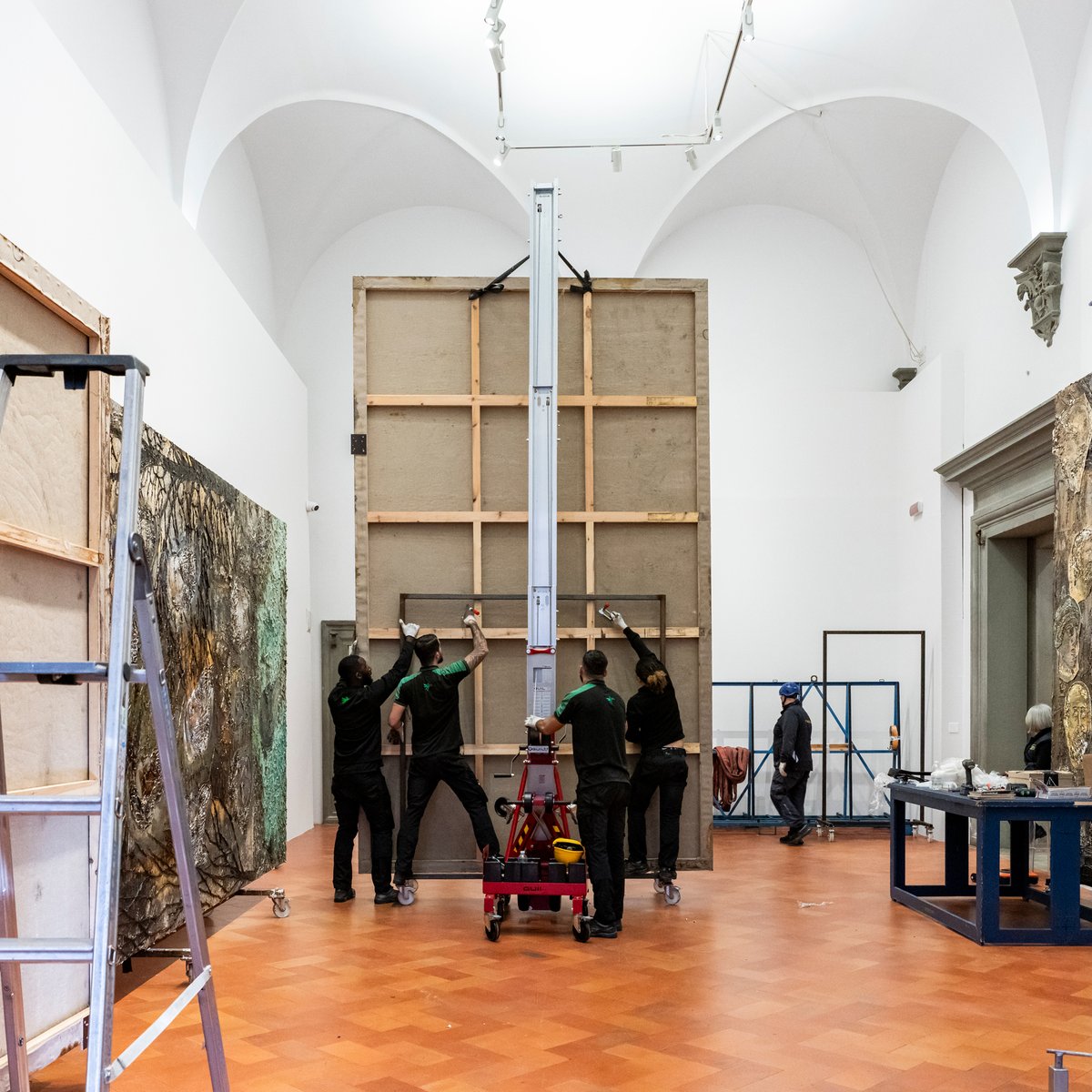 Sono arrivate nei giorni scorsi a #PalazzoStrozzi le opere di #AnselmKiefer per la sua mostra #AngeliCaduti. Per vedere altre immagini e video del “dietro le quinte” dell’allestimento, continua a seguirci su tutti i nostri canali social. Scopri la mostra: ow.ly/Pe4T50QTwxR