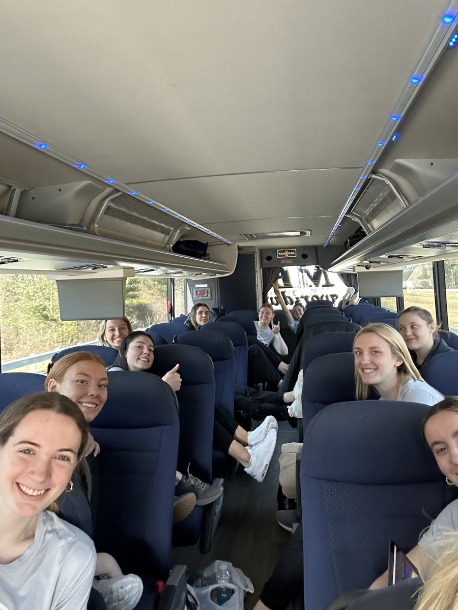 And we’re off! NCAA bound! ⁦@SNHUWBB⁩ heads to the big dance in Waltham, MA! Let’s go!💪🏻💙💃 ⁦@snhupenmen⁩ ⁦@SNHUOnCampus⁩ Wehipe to see you all Friday 730pm!!