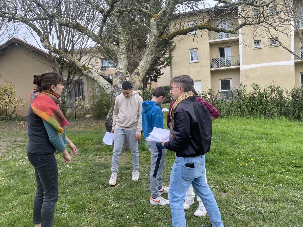 martinez_delord's tweet image. Semaine théâtrale pour les 4emes de @JeanRostandGers qui auront choisi de « Dire l’amour » cette année. Bravo pour leur engagement, enthousiasme et progrès ! 🙏 à nos deux intervenants de choc, Guillaume Langou et Maeva Meunier ! #peac #noselevesontdutalent