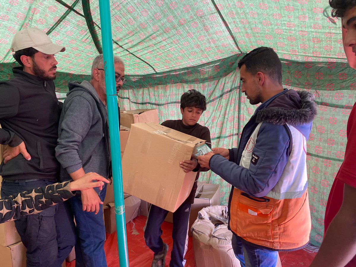 PalestineRCS's tweet photo. Palestine Red Crescent teams distributed food parcels to displaced families in the Mawasi area of #Rafah.
#Gaza #Humantarianaid https://t.co/XNMLhJj18s
