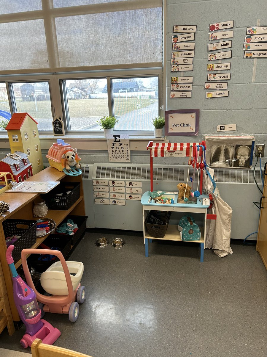 Paging Dr.Dog! Having different play areas in a classroom promotes creativity and learning! In our vet clinic students can learn about X-rays, parts of the body and medical instruments! 🐈🐕🏥🩺👩‍⚕️🧑‍⚕️🩻@EY_uwindsor