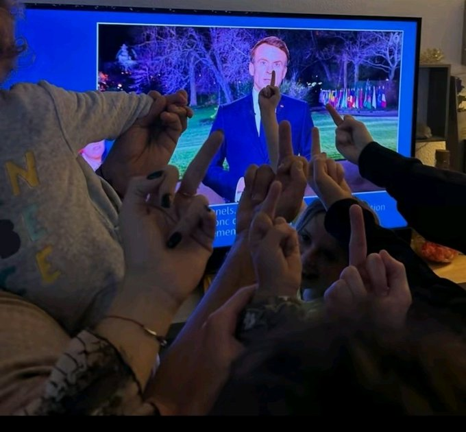 Bob30031583's tweet photo. Les Français n'en veulent pas de ta guerre !
#macron20h #MacronLeFou https://t.co/2d4NIMpaq4
