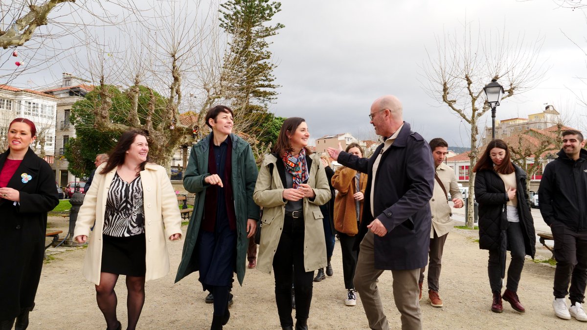 anaponton's tweet photo. Esta mañá trasladeille á alcaldesa de Moaña (Leticia Santos), Cangas (Araceli Gestido), e ao alcalde de Bueu (Félix Juncal) as principais prioridades do BNG para O Morrazo no Parlamento.

Sanidade + infraestruturas + vivenda + rexeneración das rías.