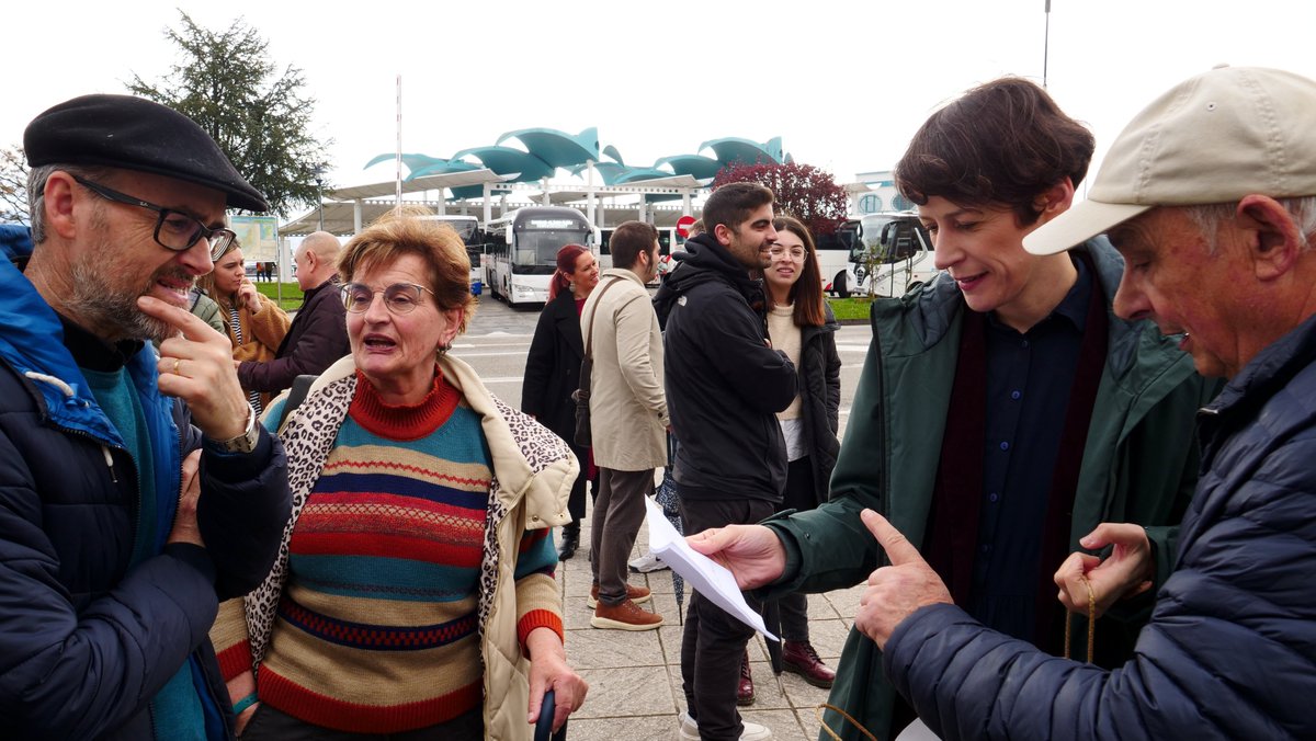 anaponton's tweet photo. Esta mañá trasladeille á alcaldesa de Moaña (Leticia Santos), Cangas (Araceli Gestido), e ao alcalde de Bueu (Félix Juncal) as principais prioridades do BNG para O Morrazo no Parlamento.

Sanidade + infraestruturas + vivenda + rexeneración das rías.